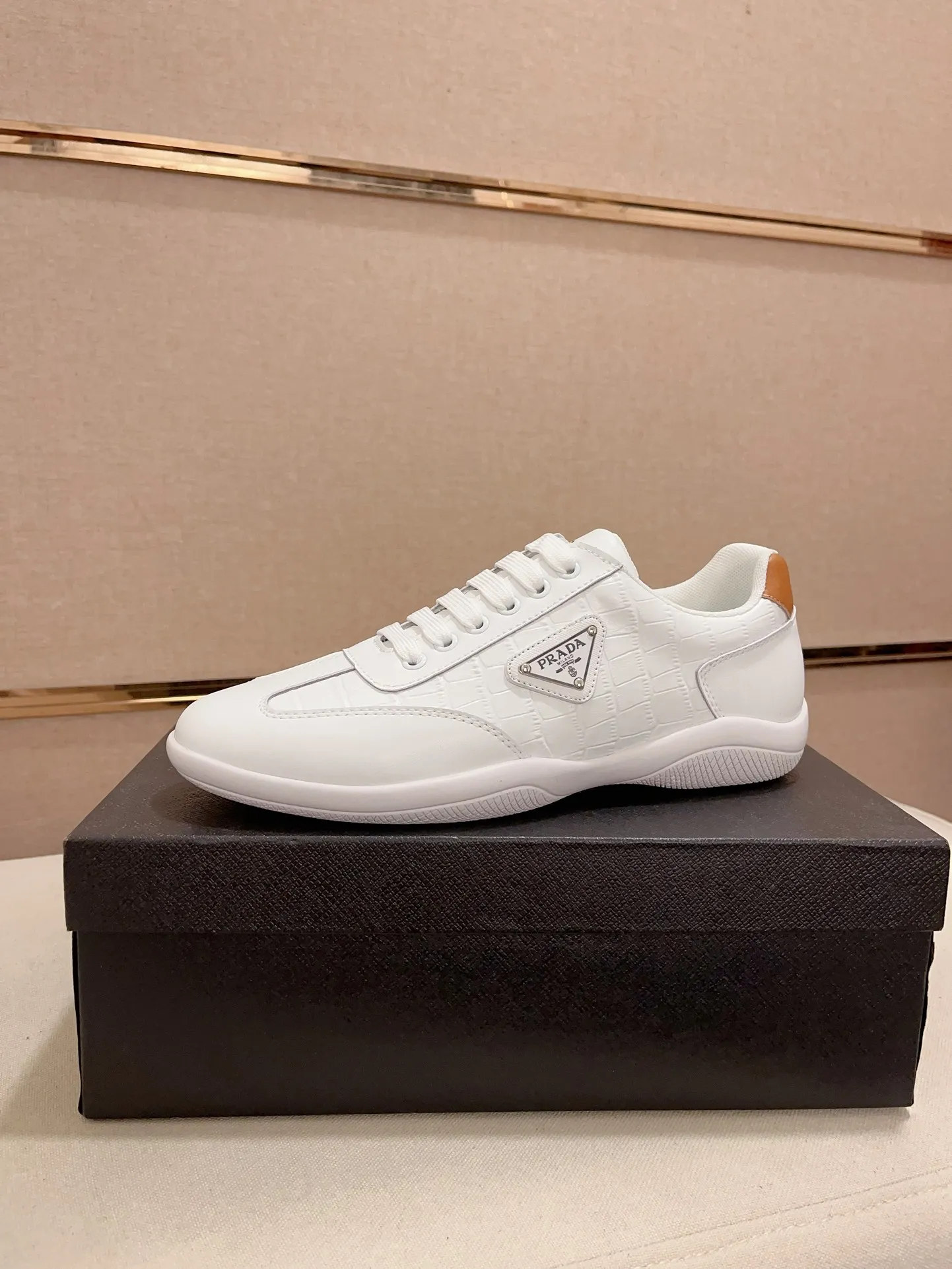 Factory price 420💰 ✔️✔️✔️The new PRADA (Prada) counters are launched simultaneously. The new men's shoes and 😘fabrics are made of selected first-layer cowhide ➕ breathable mesh technology. Lining: Full sheepskin lining. 👍🏿 High-end ☄️ air-cushion molded anti-slip rubber outsole, exquisite lines, simple and elegant, comfortable and high-end for leisure travel. Code number: 38 to 44 (45 can be customized)